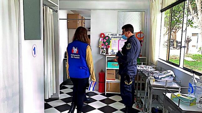 Foto de comisionada de la Defensoría entrevistando a un policia de la Sanidad PNP