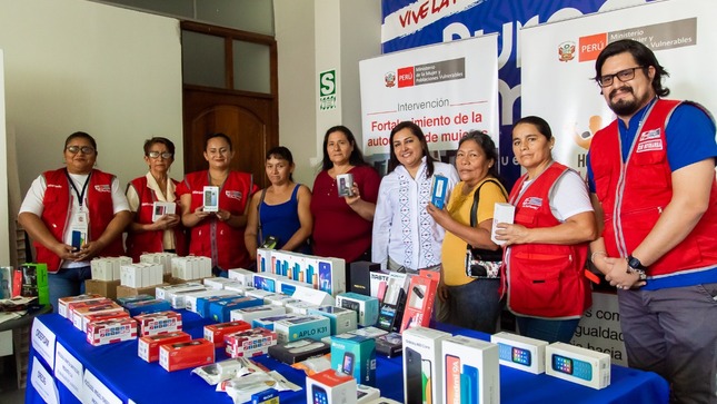 Foto grupal mujeres beneficiarias de las intervenciones del Programa Aurora