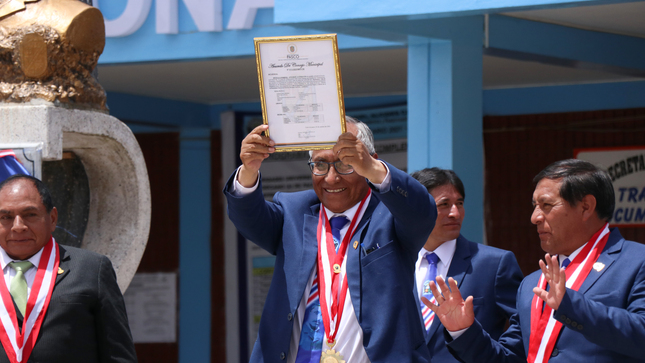 Fotografía de la entrega de acuerdo de concejo municipal al rector de la UNDAC, donde aprueba la donación del predio de más de 1200m2.