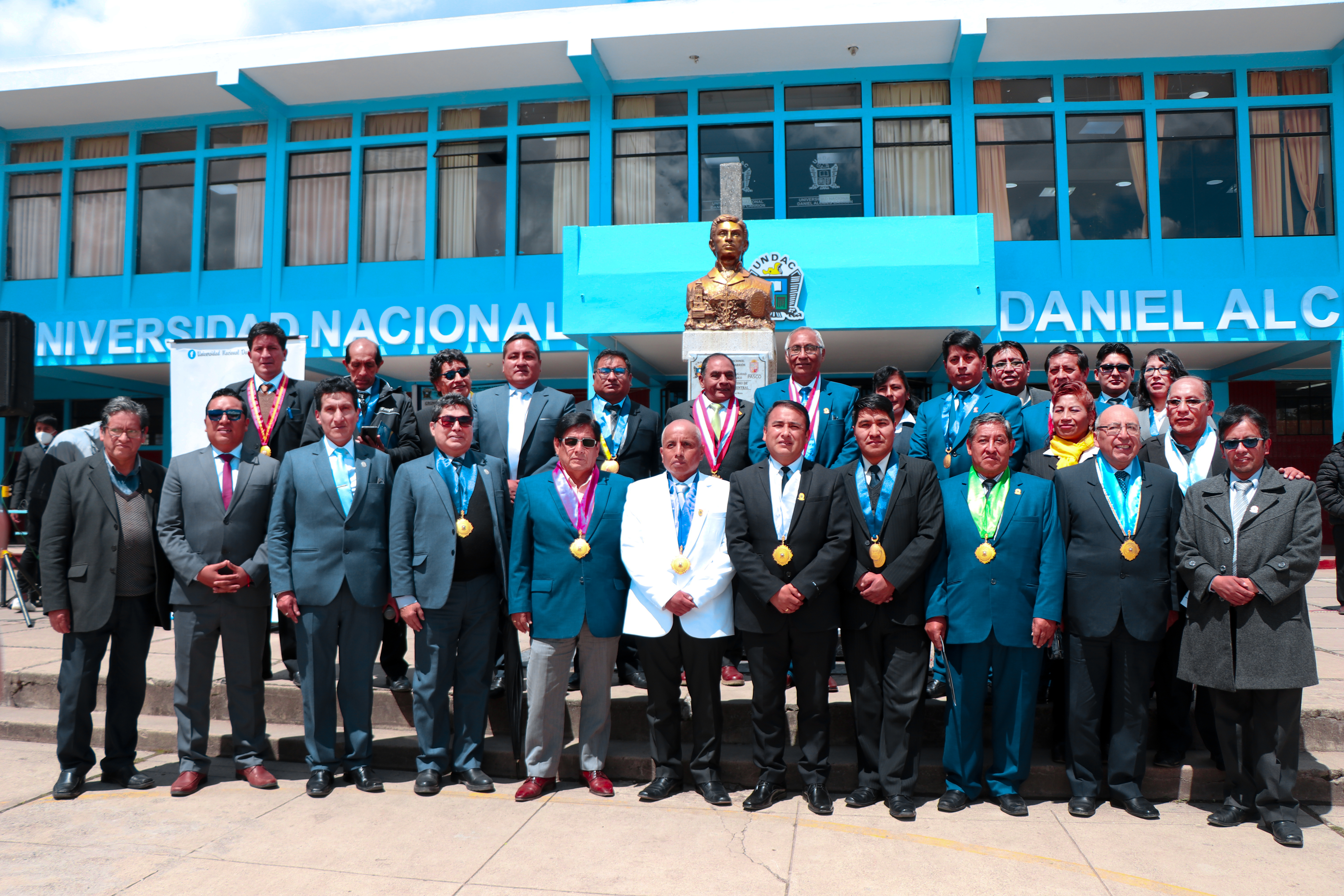 Fotografía general con las autoridades de la diversas instituciones presentes.