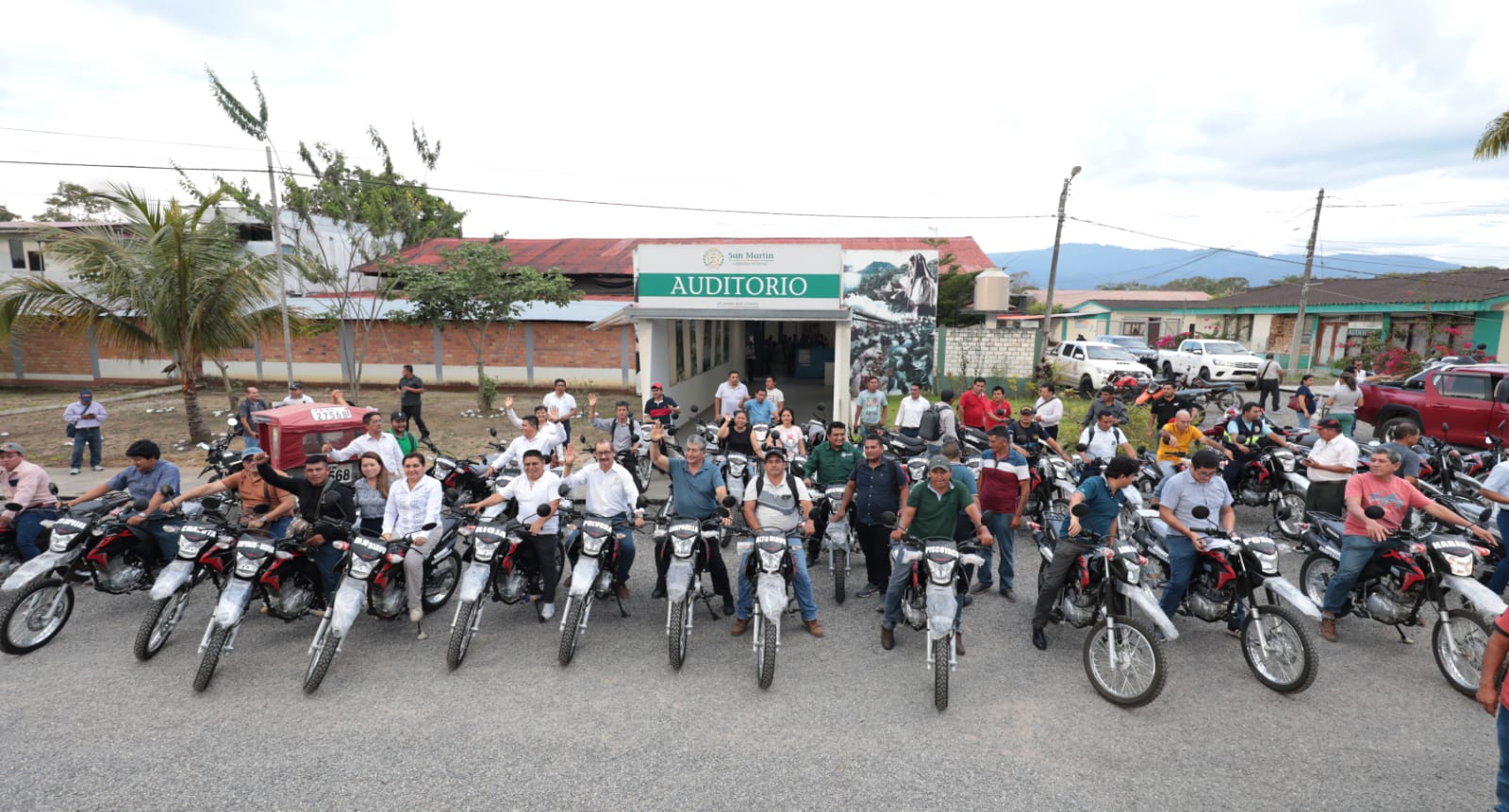 Foto grupal del gobernador regional y alcaldes distritales y provinciales. 