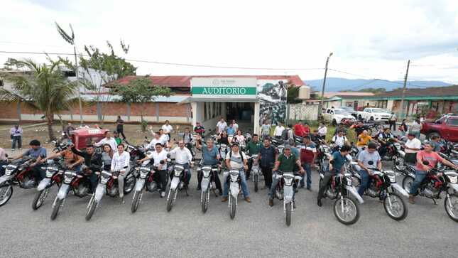 Foto grupal del gobernador regional y alcaldes distritales y provinciales. 