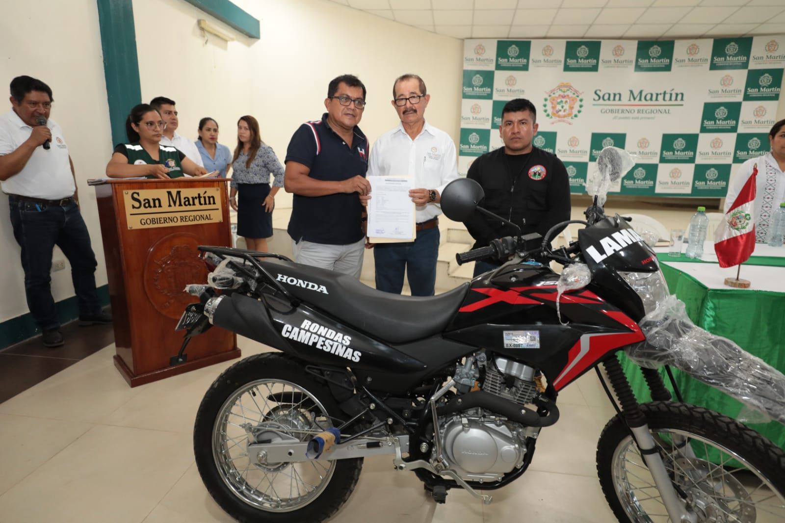 Gobernador regional entrega motocicleta a provincia de Lamas