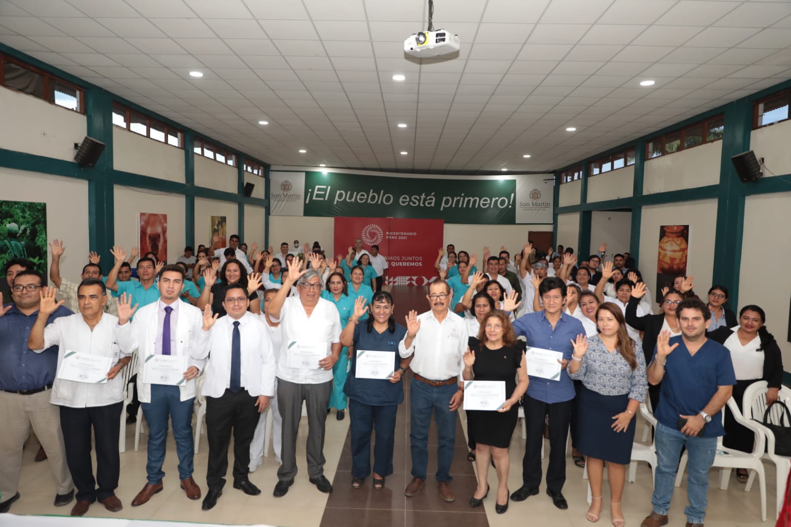 Foto grupal del gobernador regional junto a trabajadores del sector Salud.