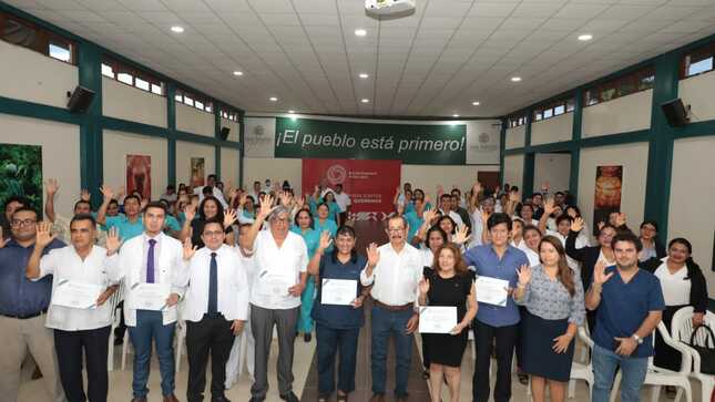 Foto grupal  del gobernador regional junto a trabajadores del sector Salud.