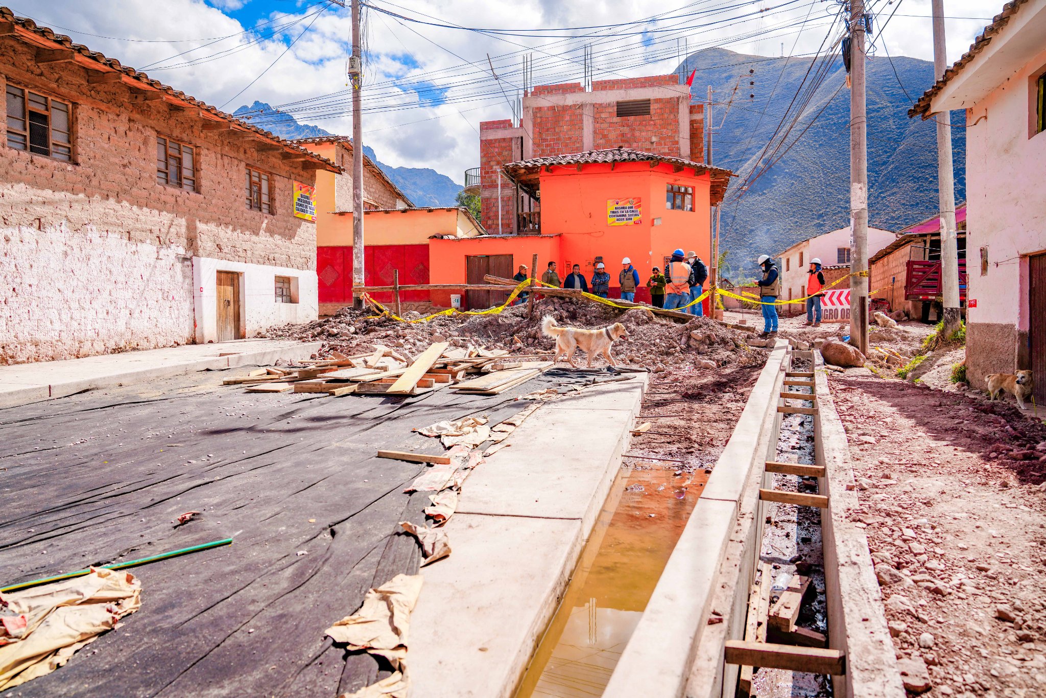 Alcalde provincial de Urubamba visita avance de obra de transitabilidad vehicular y peatonal