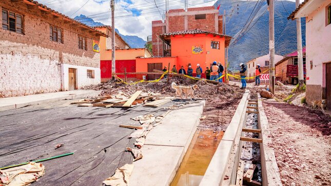 Alcalde provincial de Urubamba visita avance de obra de transitabilidad vehicular y peatonal 