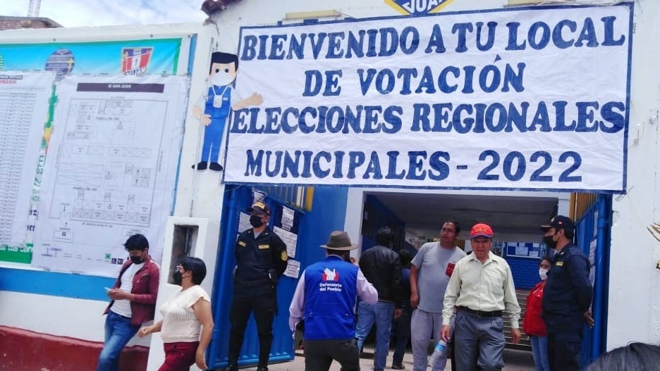 Comisionado de la Defensoría del Pueblo ingresando a centro de votación