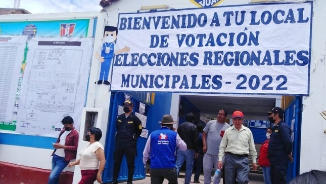 Comisionado de la Defensoría del Pueblo ingresando a centro de votación