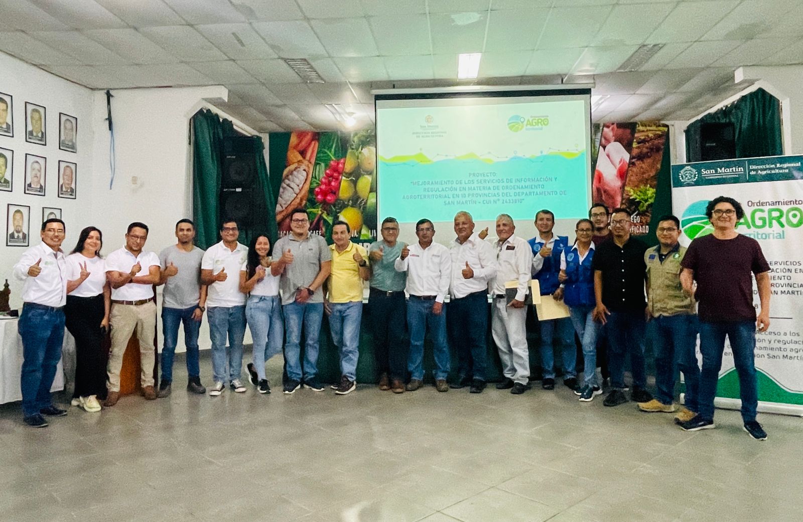 Foto grupal de los participantes en la reunión de socialización