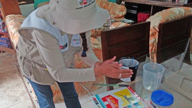 En la foto aparece personal de salud realizando algunas recomendaciones de prevención del dengue.