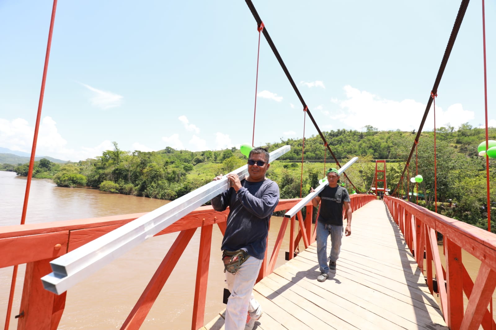 Pobladores beneficiados con las obras de mejoramiento del puente