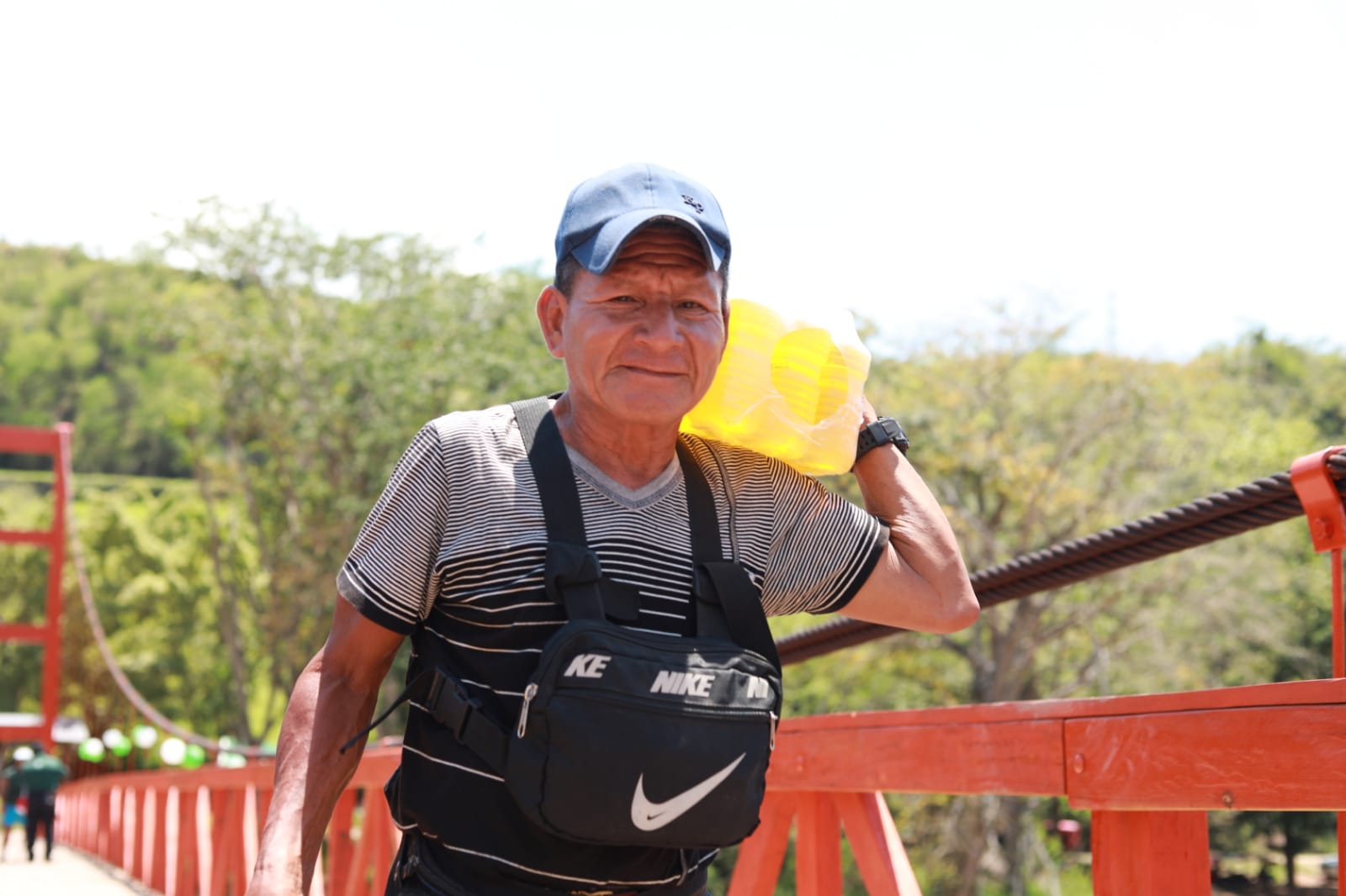 Pobladores transportando productos gracias a las obras de reparación en el puente