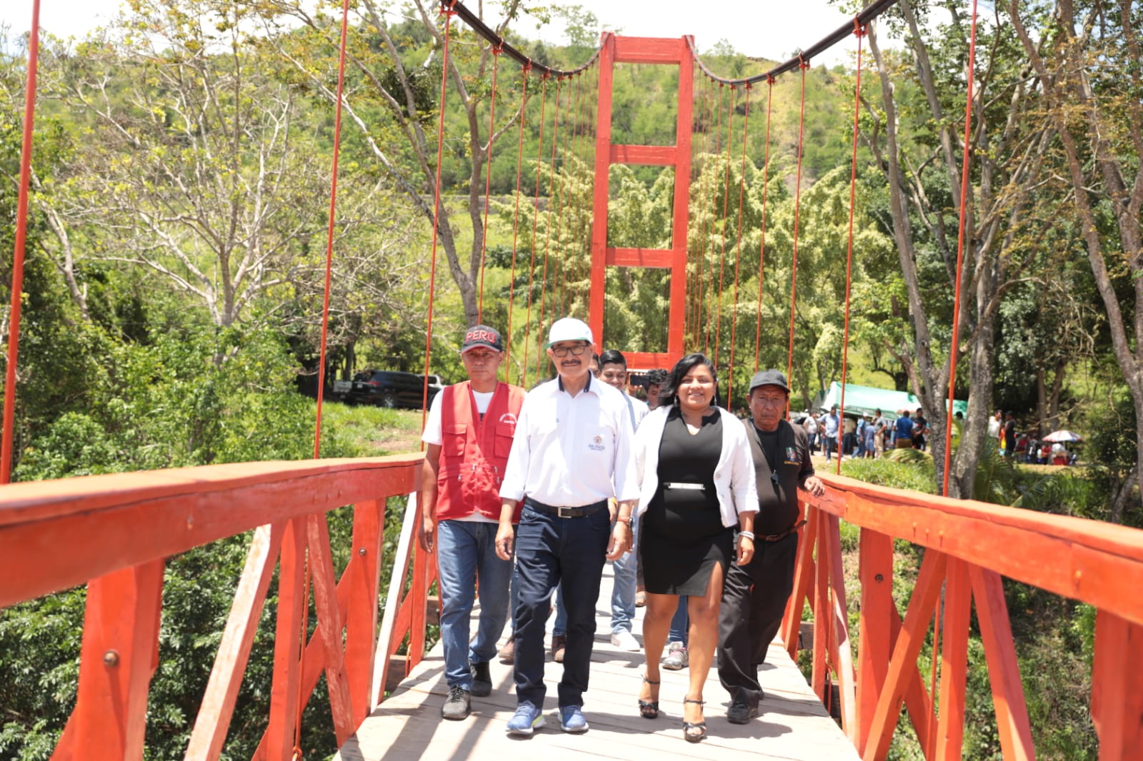 Gobernador regional Pedro Bogarín y autoridades cruzan el puente