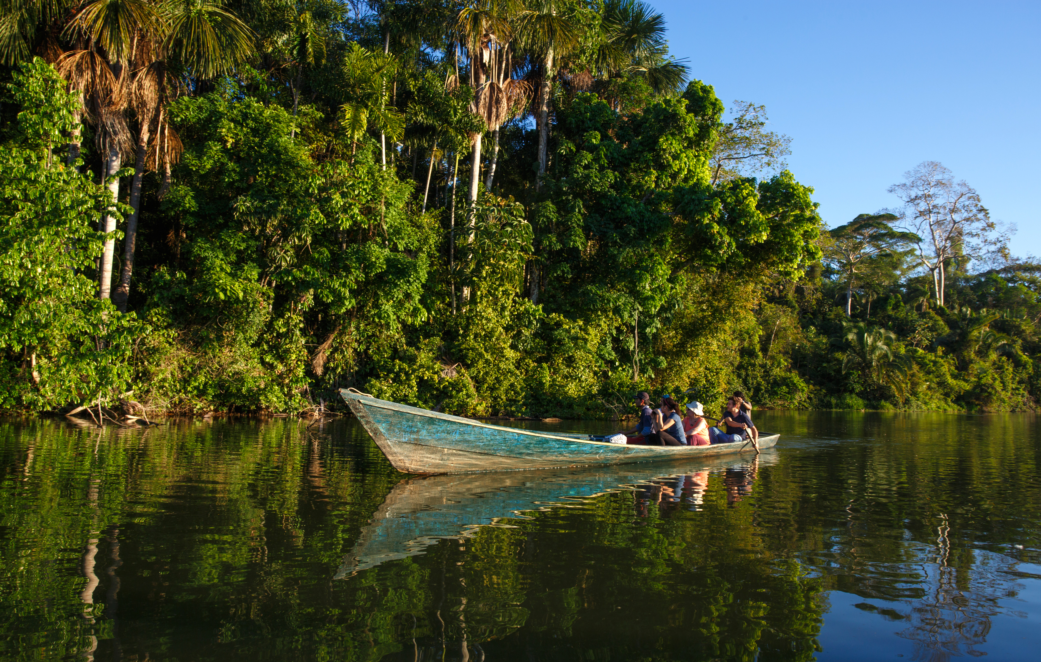 Personas recorriendo el río Amazonas