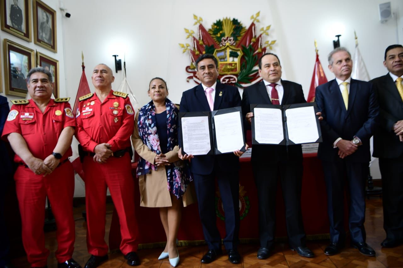 El ministro del Interior, Willy Huerta Olivas, presidió hoy la ceremonia para la firma de convenio de cooperación interinstitucional entre la Intendencia Nacional de Bomberos y el Servicio de Agua Potable y Alcantarillado de Lima (Sedapal), que permitirá potenciar la atención de emergencias por parte de los hombres de rojo.
El titular del Interior remarcó que esta alianza estratégica entre ambas instituciones se ha renovado y actualizado para reforzar los canales de comunicación entre ambas instituciones, a efectos de optimizar la labor de los bomberos y que puedan contar con un óptimo abastecimiento de agua.
“Gracias a este convenio la atención de emergencias será mucho más efectiva, se conocerá la ubicación y el estado de los hidrantes, y se podrá contar con mayores recursos en caso la dificultad de las acciones así lo requieran, especialmente en el abastecimiento de agua”, afirmó.
En otro momento, Huerta Olivas calificó de invaluable el aporte de Sedapal y expresó su más profunda gratitud por trabajar tantos años de la mano con los bomberos de forma responsable y permanente.
“El trabajo conjunto es clave para lograr nuestros objetivos. El bienestar de todos los peruanos es nuestra prioridad y debemos enfocar nuestros esfuerzos en base a ello. Quiero reiterar mi agradecimiento a Sedapal y a todos los que hicieron que este convenio sea una realidad”, resaltó.
Cabe mencionar que el ministro del Interior reiteró su absoluto respaldo y respeto a todos los integrantes del Cuerpo General de Bomberos Voluntarios del Perú (CGBVP) e instó a la Intendencia Nacional de Bomberos a continuar trabajando para mejorar las condiciones laborales de los hombres de rojo.
“Recuerden mis palabras, ustedes son ángeles que cuidan vidas y toda la ciudadanía los admira, los apoya y los respetan. Gracias por todo ese amor incondicional y valentía en cada una de sus acciones, siempre serán recordados”, agregó.
Durante la ceremonia también estuvo presente el ministro de Vivienda, Construcción y Saneamiento, César Paniagua; la congresista de la República, Kira Alcarraz; el presidente del directorio de Sedapal, Augusto Eguiguren; y el comandante general del CGBVP, Brigadier General CBP Luis Ponce la Jara.