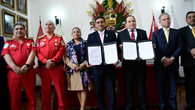 El ministro del Interior, Willy Huerta Olivas, presidió hoy la ceremonia para la firma de convenio de cooperación interinstitucional entre la Intendencia Nacional de Bomberos y el Servicio de Agua Potable y Alcantarillado de Lima (Sedapal), que permitirá potenciar la atención de emergencias por parte de los hombres de rojo.
El titular del Interior remarcó que esta alianza estratégica entre ambas instituciones se ha renovado y actualizado para reforzar los canales de comunicación entre ambas instituciones, a efectos de optimizar la labor de los bomberos y que puedan contar con un óptimo abastecimiento de agua.
“Gracias a este convenio la atención de emergencias será mucho más efectiva, se conocerá la ubicación y el estado de los hidrantes, y se podrá contar con mayores recursos en caso la dificultad de las acciones así lo requieran, especialmente en el abastecimiento de agua”, afirmó.
En otro momento, Huerta Olivas calificó de invaluable el aporte de Sedapal y expresó su más profunda gratitud por trabajar tantos años de la mano con los bomberos de forma responsable y permanente. 
“El trabajo conjunto es clave para lograr nuestros objetivos. El bienestar de todos los peruanos es nuestra prioridad y debemos enfocar nuestros esfuerzos en base a ello. Quiero reiterar mi agradecimiento a Sedapal y a todos los que hicieron que este convenio sea una realidad”, resaltó. 
Cabe mencionar que el ministro del Interior reiteró su absoluto respaldo y respeto a todos los integrantes del Cuerpo General de Bomberos Voluntarios del Perú (CGBVP) e instó a la Intendencia Nacional de Bomberos a continuar trabajando para mejorar las condiciones laborales de los hombres de rojo. 
“Recuerden mis palabras, ustedes son ángeles que cuidan vidas y toda la ciudadanía los admira, los apoya y los respetan. Gracias por todo ese amor incondicional y valentía en cada una de sus acciones, siempre serán recordados”, agregó.
Durante la ceremonia también estuvo presente el ministro de Vivienda, Construcción y Saneamiento, César Paniagua; la congresista de la República, Kira Alcarraz; el presidente del directorio de Sedapal, Augusto Eguiguren; y el comandante general del CGBVP, Brigadier General CBP Luis Ponce la Jara.
