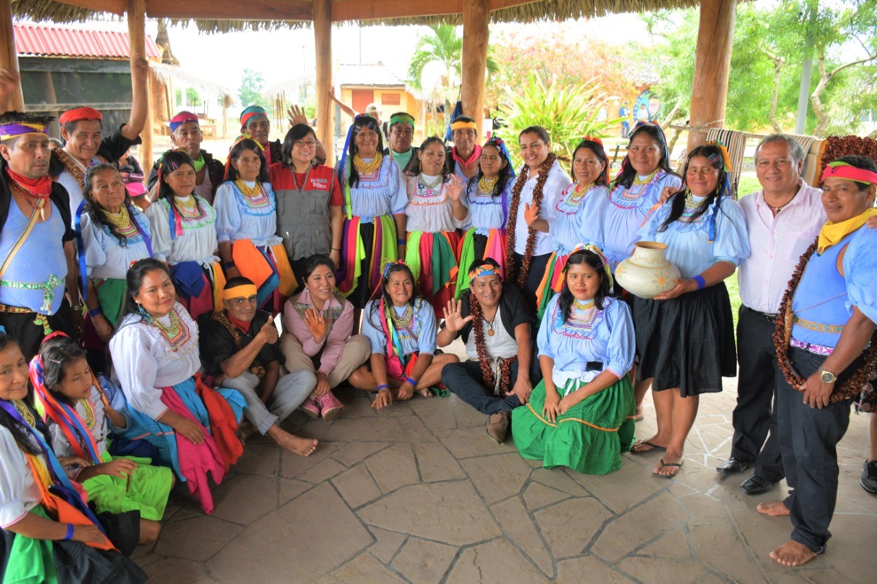 Visita de comitiva al barrio Wayku