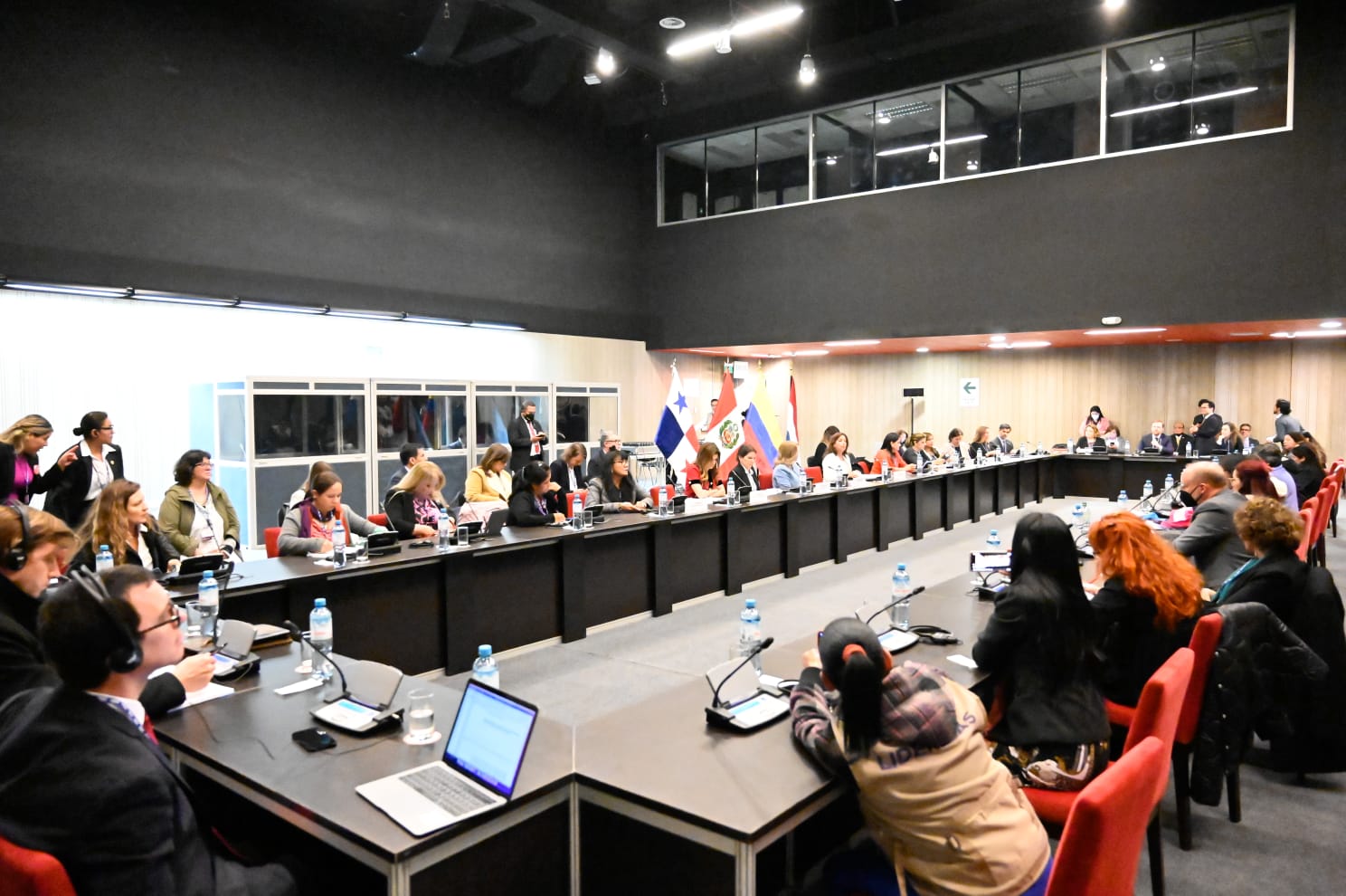 evento sobre liderazgo de mujeres en la política internacional