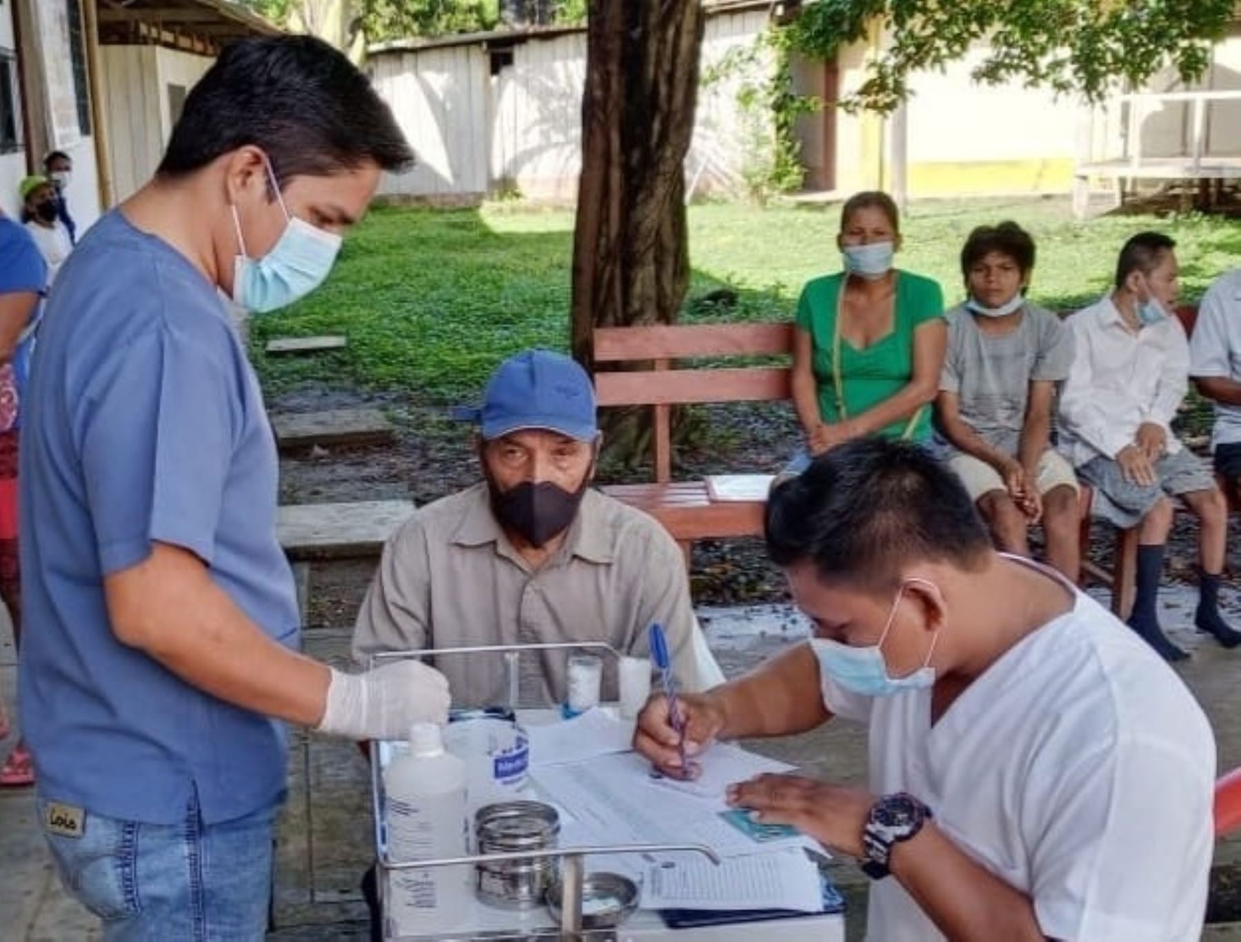 Médicos certificadores haciendo evaluaciones y entregando los certificados de discapacidad
