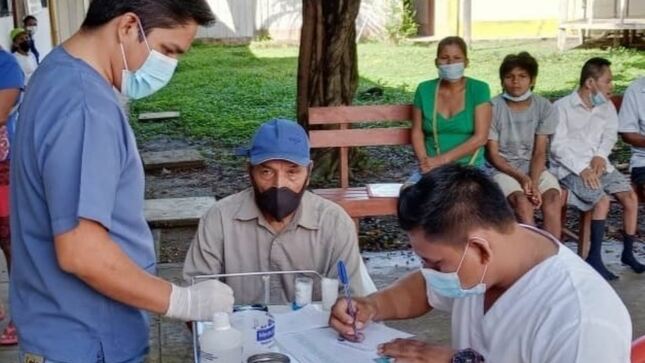 Médicos certificadores haciendo evaluaciones y entregando los certificados de discapacidad 