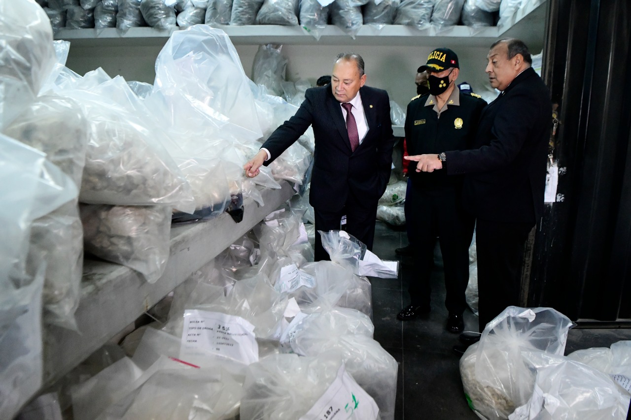 Como parte del tercer proceso de incineración de drogas correspondiente a este año, el Ministerio del Interior (Mininter) dio inicio hoy a la destrucción de más de 16.5 toneladas de droga decomisada en diversos operativos por la Policía Nacional del Perú (PNP) a nivel nacional.
Durante este proceso se eliminará un total de 16 579.422 kilos (kg) de droga, compuesta por 5142 kg de pasta básica de cocaína (PBC), 773 kg de pasta básica de cocaína con mezcla, 7400 kg de clorhidrato de cocaína (CC), 37 kg de clorhidrato de cocaína con mezcla, 3215 kg de marihuana, y 9318 kg de derivados anfetamínicos.
Las ilícitas mercancías que serán incineradas en este tercer proceso fueron decomisadas entre junio y setiembre del 2022, y han permanecido internadas en el almacén oficial del Mininter desde finales del mes de junio.
La actividad por el inicio del mencionado proceso de destrucción de droga estuvo presidida por el viceministro de Orden Interno del Mininter, Abel Gamarra, quien señaló que toda la droga que será incinerada a partir de hoy es producto del trabajo comprometido y esforzado que realiza la Policía Nacional, especialmente de la Dirección Antidrogas (Dirandro).
“En lo que va del año, la Policía Nacional ha logrado retirar más de 70 toneladas de droga del mercado nacional e internacional, de las cuales 48 toneladas corresponden a drogas cocaínicas”, dijo.
Del mismo modo, destacó que, a la fecha, el Proyecto Especial Corah ha conseguido erradicar alrededor de 20 000 hectáreas de cultivos ilegales de hoja de coca, superando la meta anual establecida en 18 000 hectáreas.
En otro momento, el viceministro de Orden Interno indicó que el acto de incineración obedece a la política integral de lucha contra el tráfico ilícito de drogas liderada por el Gobierno Nacional, que incluye la reducción de cultivos ilegales de coca, el control de insumos químicos fiscalizados; así como programas de desarrollo y mayor presencia del Estado en zonas vulnerables del país.
“La lucha contra el tráfico ilícito de drogas será una tarea constante durante la presente gestión. Tenemos el compromiso de continuar impulsando las acciones destinadas a combatir este flagelo en toda la cadena de valor, desde la erradicación de la hoja de coca ilegal hasta la destrucción definitiva de las drogas”, aseguró.
La actividad realizada esta mañana en el distrito de Ate se ejecutó en presencia de los miembros de la Comisión de Destrucción de Drogas Decomisadas del Mininter y del jefe del Estado Mayor de la PNP, Tnte. Gral. Vicente Álvarez.
También estuvieron presentes el director Antidrogas de la Policía Nacional, Gral. PNP Deny Rodríguez; el director ejecutivo del Proyecto Especial Corah, Julio Vera; el director general Contra el Crimen Organizado del Mininter, Pedro Muñante; así como representantes del Poder Judicial, Ministerio Público, de la Embajada de Estados Unidos en el Perú, entre otras instituciones.