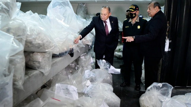 Como parte del tercer proceso de incineración de drogas correspondiente a este año, el Ministerio del Interior (Mininter) dio inicio hoy a la destrucción de más de 16.5 toneladas de droga decomisada en diversos operativos por la Policía Nacional del Perú (PNP) a nivel nacional.

Durante este proceso se eliminará un total de 16 579.422 kilos (kg) de droga, compuesta por 5142 kg de pasta básica de cocaína (PBC), 773 kg de pasta básica de cocaína con mezcla, 7400 kg de clorhidrato de cocaína (CC), 37 kg de clorhidrato de cocaína con mezcla, 3215 kg de marihuana, y 9318 kg de derivados anfetamínicos.
 
Las ilícitas mercancías que serán incineradas en este tercer proceso fueron decomisadas entre junio y setiembre del 2022, y han permanecido internadas en el almacén oficial del Mininter desde finales del mes de junio. 

La actividad por el inicio del mencionado proceso de destrucción de droga estuvo presidida por el viceministro de Orden Interno del Mininter, Abel Gamarra, quien señaló que toda la droga que será incinerada a partir de hoy es producto del trabajo comprometido y esforzado que realiza la Policía Nacional, especialmente de la Dirección Antidrogas (Dirandro).  

“En lo que va del año, la Policía Nacional ha logrado retirar más de 70 toneladas de droga del mercado nacional e internacional, de las cuales 48 toneladas corresponden a drogas cocaínicas”, dijo. 

Del mismo modo, destacó que, a la fecha, el Proyecto Especial Corah ha conseguido erradicar alrededor de 20 000 hectáreas de cultivos ilegales de hoja de coca, superando la meta anual establecida en 18 000 hectáreas.
                           
En otro momento, el viceministro de Orden Interno indicó que el acto de incineración obedece a la política integral de lucha contra el tráfico ilícito de drogas liderada por el Gobierno Nacional, que incluye la reducción de cultivos ilegales de coca, el control de insumos químicos fiscalizados; así como programas de desarrollo y mayor presencia del Estado en zonas vulnerables del país.

“La lucha contra el tráfico ilícito de drogas será una tarea constante durante la presente gestión. Tenemos el compromiso de continuar impulsando las acciones destinadas a combatir este flagelo en toda la cadena de valor, desde la erradicación de la hoja de coca ilegal hasta la destrucción definitiva de las drogas”, aseguró. 

La actividad realizada esta mañana en el distrito de Ate se ejecutó en presencia de los miembros de la Comisión de Destrucción de Drogas Decomisadas del Mininter y del jefe del Estado Mayor de la PNP, Tnte. Gral. Vicente Álvarez.

También estuvieron presentes el director Antidrogas de la Policía Nacional, Gral. PNP Deny Rodríguez; el director ejecutivo del Proyecto Especial Corah, Julio Vera; el director general Contra el Crimen Organizado del Mininter, Pedro Muñante; así como representantes del Poder Judicial, Ministerio Público, de la Embajada de Estados Unidos en el Perú, entre otras instituciones.
