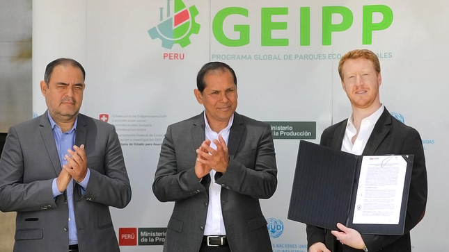 Imagen del ministro de la Producción en la ceremonia de entrega de convenio de cooperación institucional que establece la incorporación del Parque Industrial La Chutana en el Sistema Nacional de Parques Industriales.