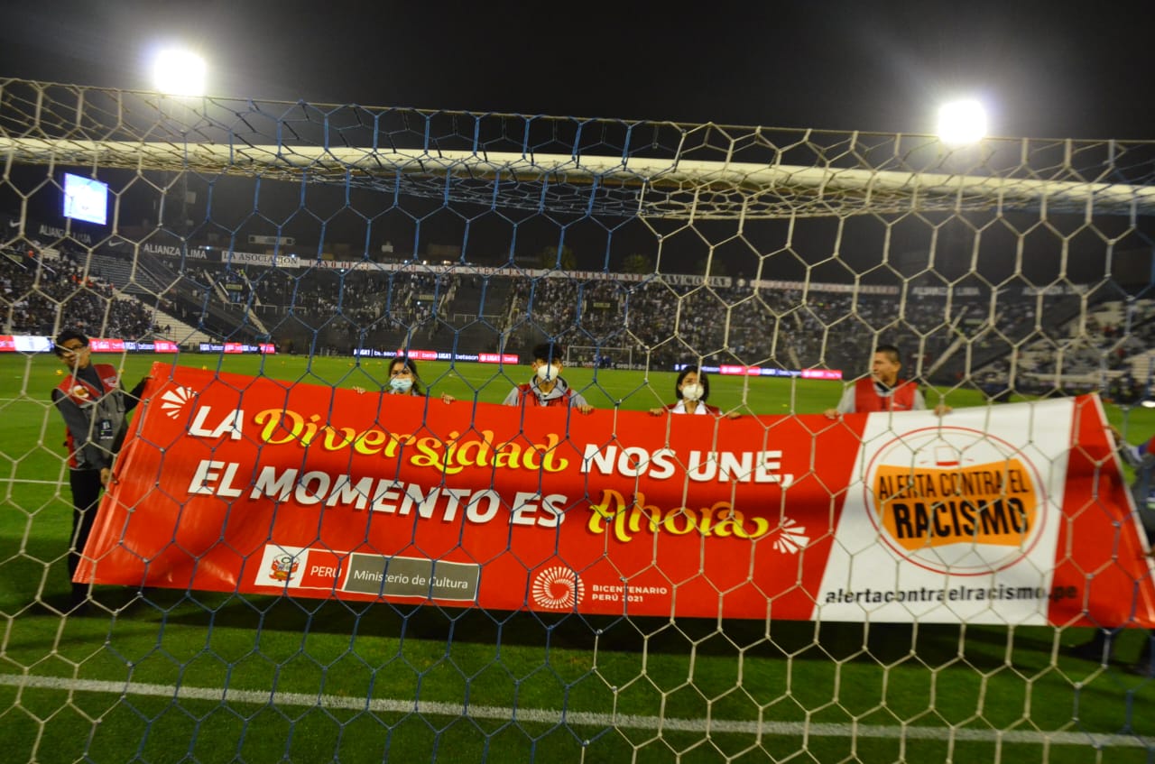 Banderolazo contra el racismo recibió respaldo de más de 25 000 espectadores en el estadio Alejandro Villanueva de Matute