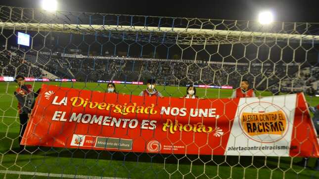 Banderolazo contra el racismo recibió respaldo de más de 25 000 espectadores en el estadio Alejandro Villanueva de Matute