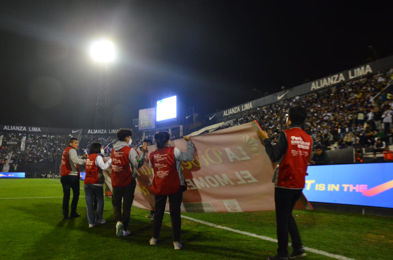 Banderolazo contra el racismo recibió respaldo de más de 25 000 espectadores en el estadio Alejandro Villanueva de Matute