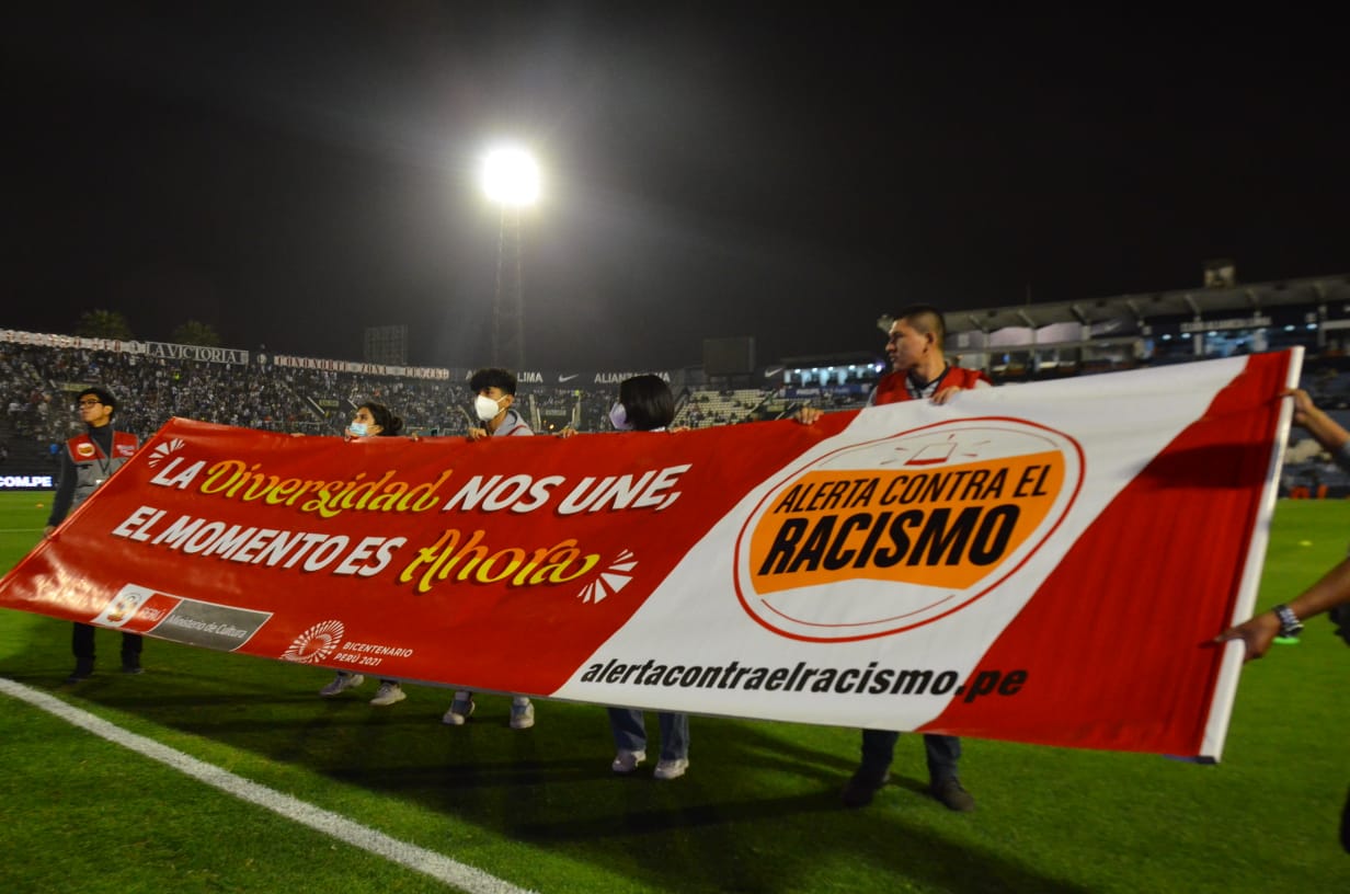 Banderolazo contra el racismo recibió respaldo de más de 25 000 espectadores en el estadio Alejandro Villanueva de Matute