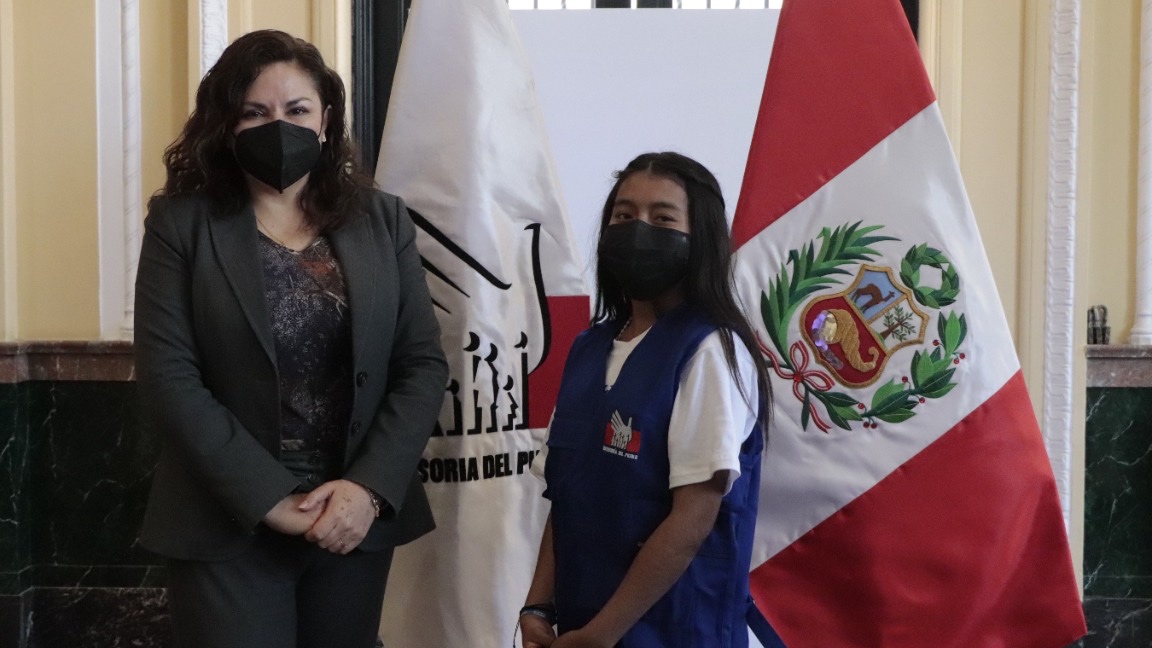 Foto de la defensora del pueblo con la niña defensora