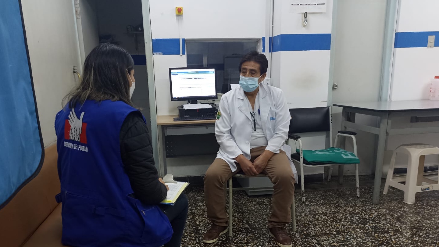 Comisionado de la Defensoría del Pueblo entrevistando a un médico