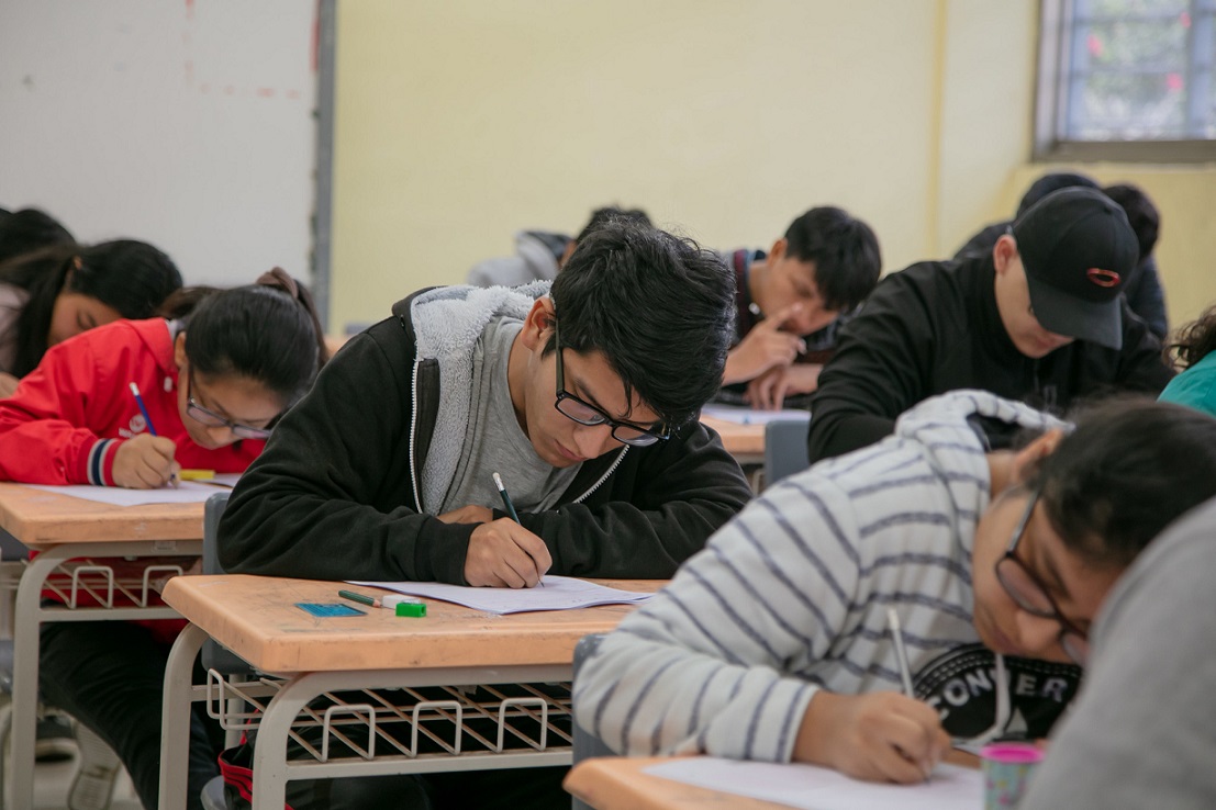 Postulantes rindiendo el examen nacional de preselección