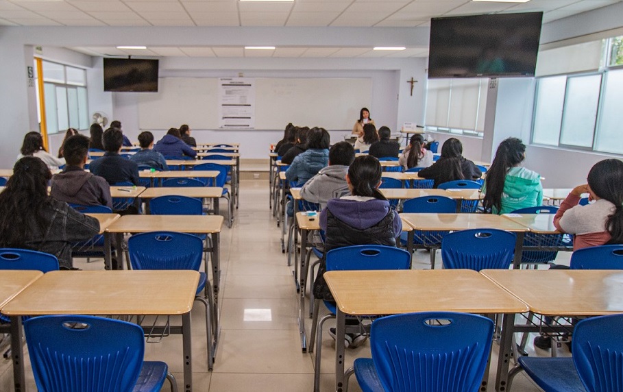 Postulantes rindiendo el examen nacional de preselección