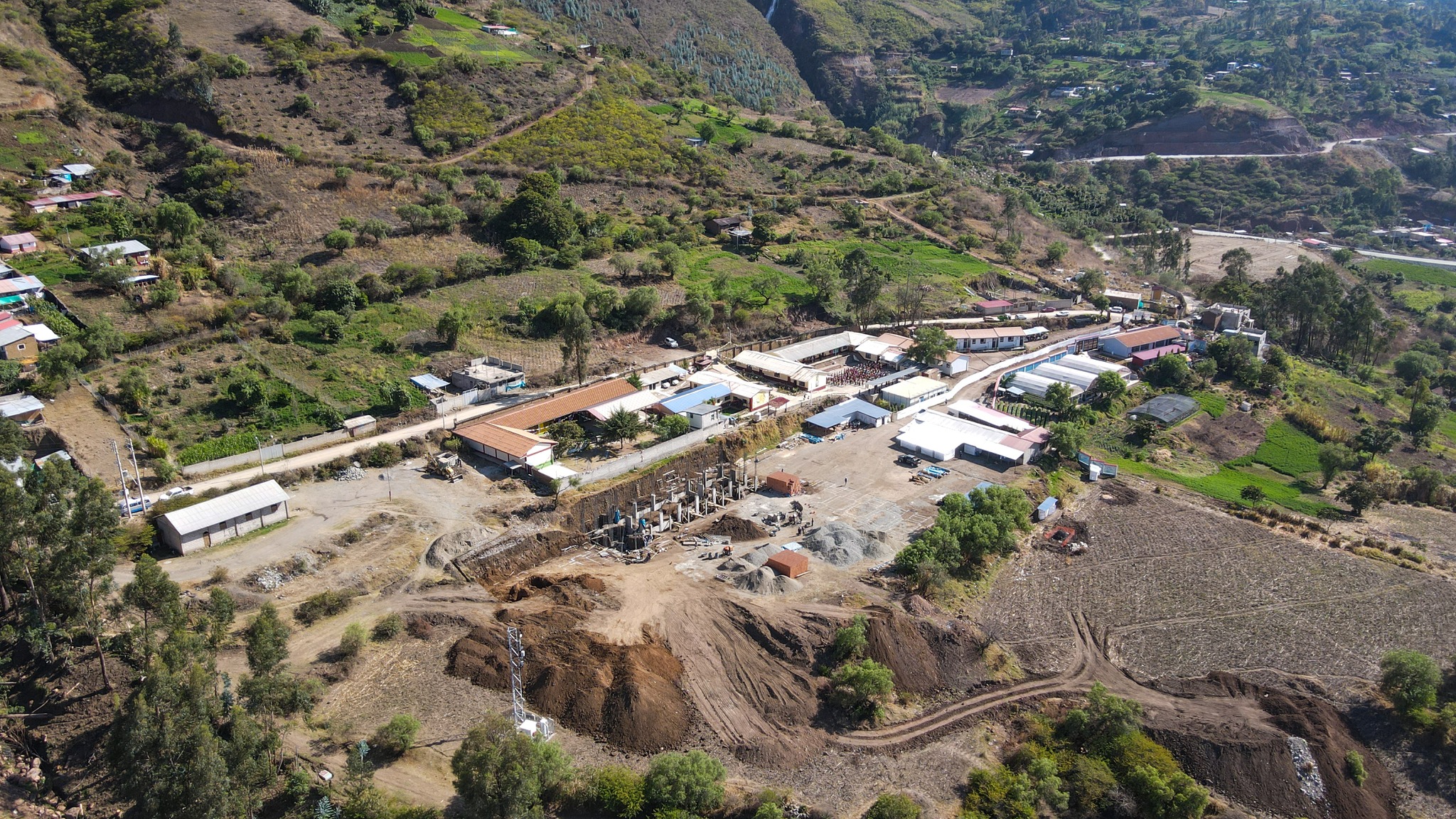 Vista panorámica de Molinopata con la construcción de la Institución Educativa