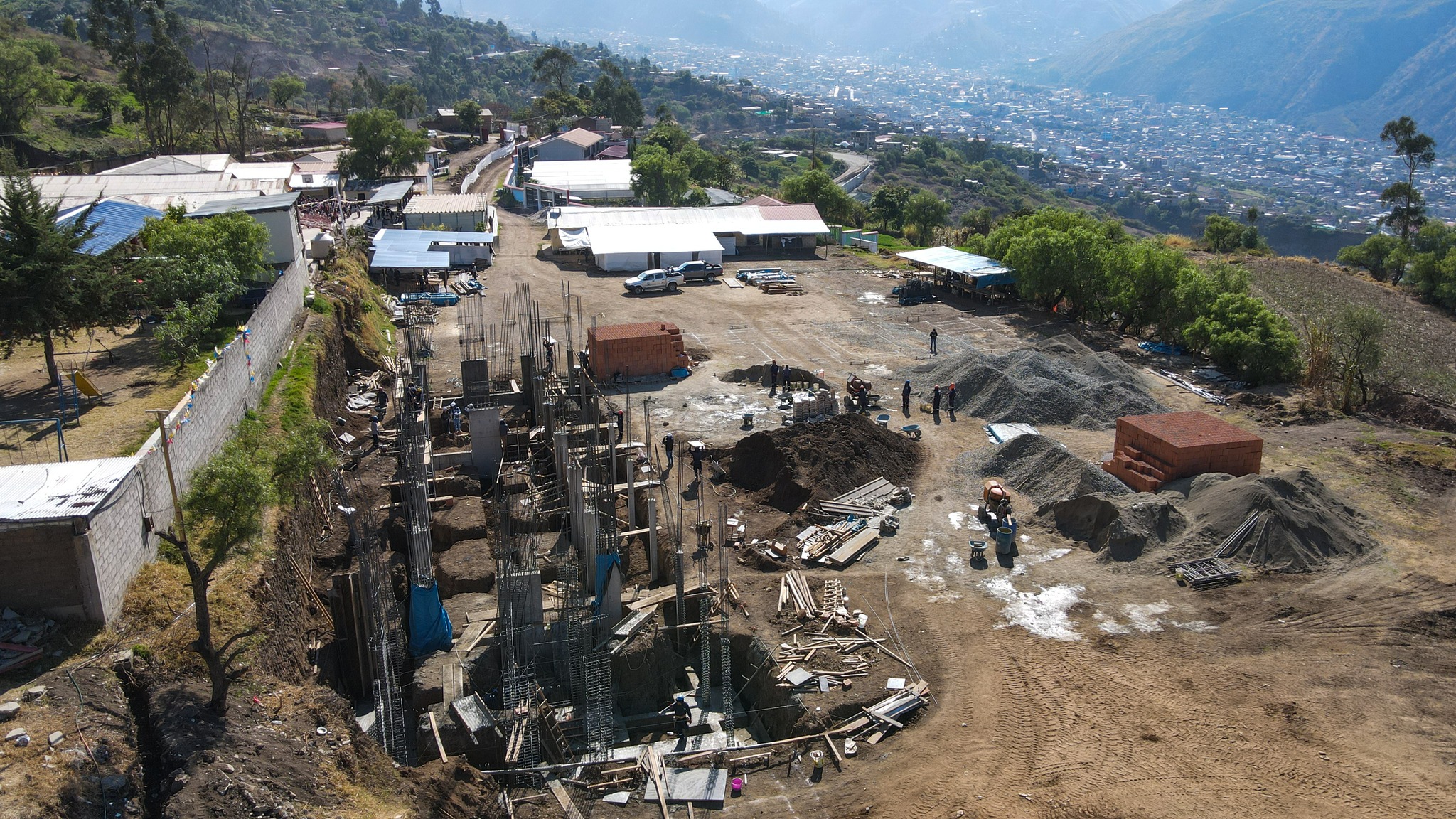 Vista panorámica de la construcción de la Institución Educativa