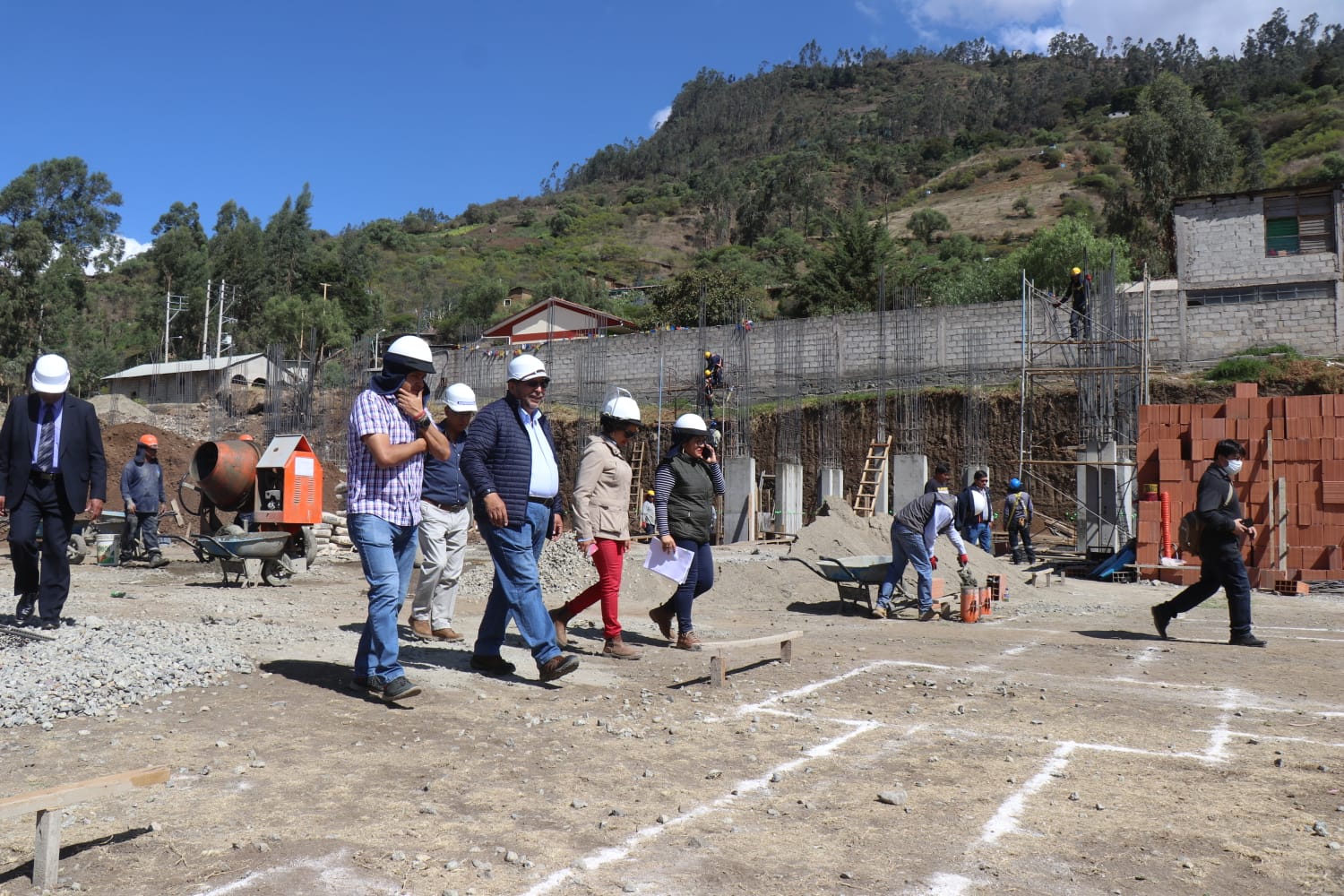 Gobernador inspeccionando la obra