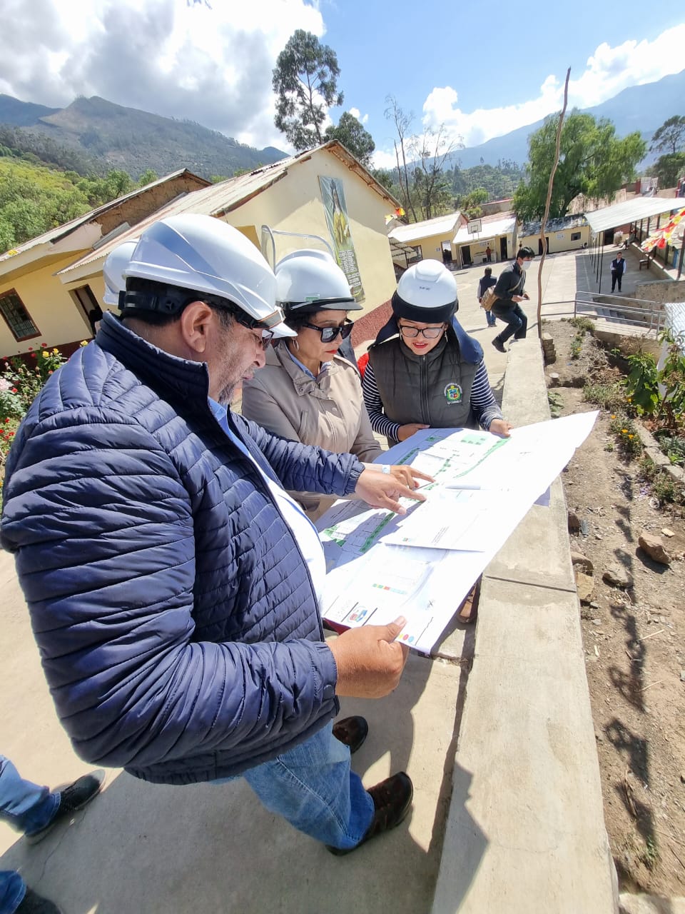Gobernador mirando plano de la obra