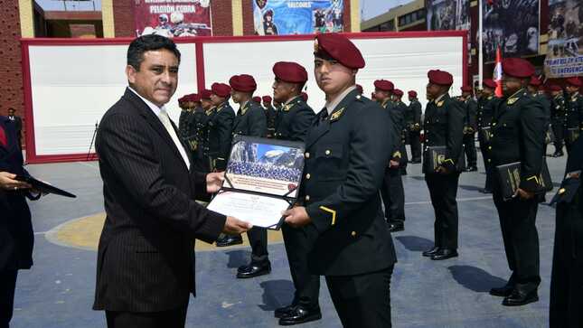 El ministro del Interior, Willy Huerta Olivas, lideró hoy la ceremonia de clausura del “XC curso de capacitación en operaciones policiales de emergencia y rescate”, destinado a 47 efectivos de la División de Emergencia (Diveme) de la Policía Nacional del Perú (PNP).
El titular del Interior destacó que el entrenamiento permanente que recibe toda la institución policial, en especial la División de Emergencia, permite brindar una respuesta oportuna y adecuada a la ciudadanía, por lo que agradeció el compromiso de todo el personal. 
“Gracias a las enseñanzas que han recibido durante 180 horas académicas en un periodo de seis semanas, los 11 oficiales, 35 suboficiales de armas y uno de servicio poseen ahora nuevos conocimientos, teóricos y prácticos. Mis felicitaciones a todos ustedes”, resaltó desde la sede de la Diveme.
Durante su alocución, el ministro Huerta remarcó que los agentes policiales de todo el país tienen como objetivo principal proteger a la población de cualquier situación que amenace su tranquilidad y, en base a ello, respaldó el accionar de todos los efectivos.
"No tengo dudas de que ustedes velarán permanentemente en bien de la seguridad ciudadana. Asimismo, reafirmamos que la política del señor presidente de la República y mi gestión en el Mininter están plenamente comprometidas con promover y brindar capacitación constante al personal de nuestra gloriosa Policía Nacional”, subrayó.
Durante el acto de clausura, el ministro Willy Huerta invocó a los policías a continuar cumpliendo su deber con la misma mística y vocación de servicio, siempre dejando en alto el nombre de la Policía Nacional y en bien de toda la ciudadanía.
Cabe mencionar que los 47 efectivos policiales recibieron sus diplomas tras haber culminado con éxito el curso que contó con instrucciones en técnicas y tácticas policial de patrullaje motorizado e intervenciones de alto riesgo; conocimiento pleno del nuevo Código Procesal Penal; técnicas de intervención; y registro a personas y vehículos.
Asimismo, recibieron capacitaciones en primeros auxilios; evacuación de personas heridas o expuesta al peligro; uso del armamento y tiro policial; derechos humanos aplicados a la función policial; y técnicas de reducción para el control físico y entrenamiento físico policial.
Durante la ceremonia participó también el comandante general de la PNP, general de Policía Raúl Alfaro; el inspector general de la PNP, Tnte. Gral. PNP Segundo Mejía; el jefe de la Región Policial Lima, Gral. PNP Manuel Lozada; y el jefe de la Diveme, Crnl. PNP Javier Vela.
Fortaleciendo el Callao
Posteriormente, el ministro Willy Huerta también participó en la ceremonia por el 13.º aniversario de la Región Policial Callao y anunció que fortalecerán la labor de la PNP en dicha zona, gracias a la dotación de más recursos en favor de una lucha frontal contra la delincuencia común y el crimen organizado.
Asimismo, el titular del Mininter instó a los efectivos a continuar elevando los estándares de seguridad en el primer puerto del país y a seguir incrementando las cifras contra la criminalidad.
Durante el presente año, los agentes de la Región Policial Callao detuvieron a más de 17 000 delincuentes comunes, capturaron a 1173 requisitoriados y desarticularon 596 bandas delincuenciales. También incautaron 299 armas de fuego y recuperaron 349 vehículos reportados como robados.
Del mismo modo, fortalecieron la labor de la Estrategia Multisectorial Barrio Seguro y Vecindario Seguro. Además, intensificaron los operativos conjuntos con las Fuerzas Armadas y reforzaron la labor criminalística e inteligencia operativa con el fin de potenciar la lucha contra la criminalidad. 

