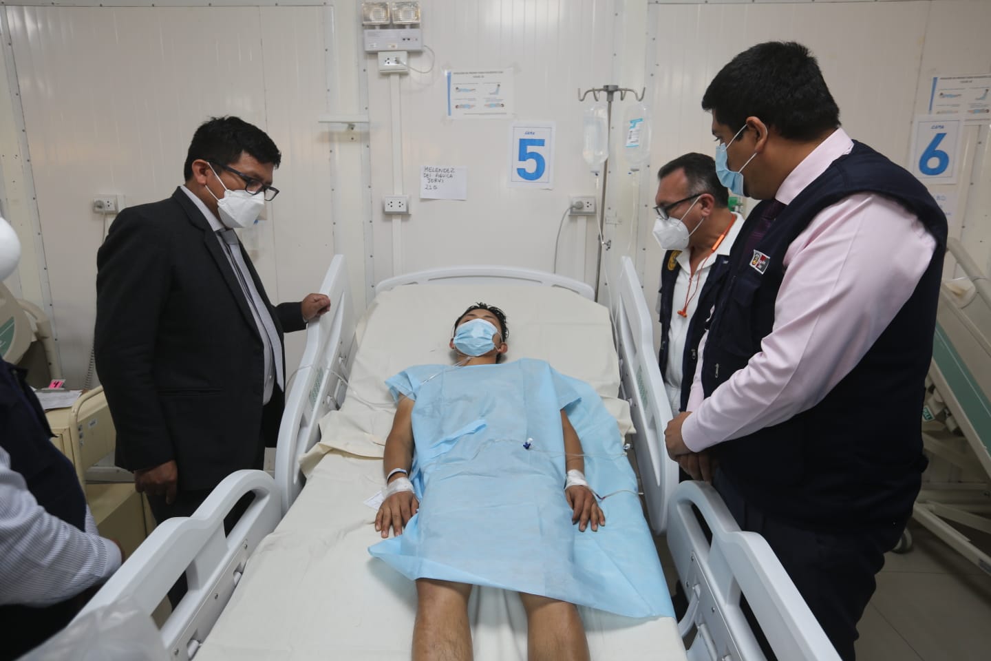 Ministro de Salud supervisó la atención de los pacientes en el Hospital Nacional Sergio E. Bernales de Collique