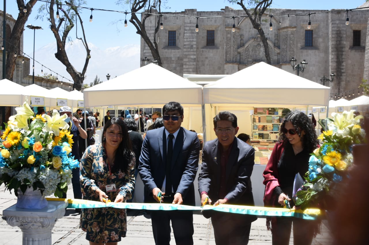 Viceministra de Patrimonio Cultural e Industrias Culturales inaugura feria del libro La Independiente en Arequipa