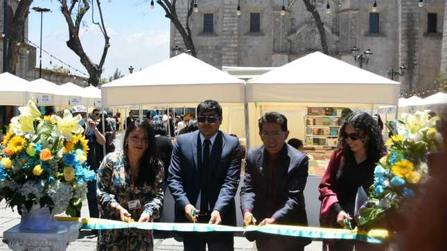 Viceministra de Patrimonio Cultural e Industrias Culturales inaugura feria del libro La Independiente en Arequipa