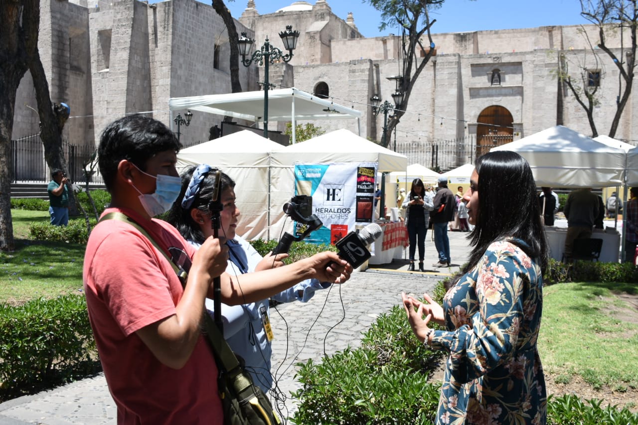 Viceministra de Patrimonio Cultural e Industrias Culturales inaugura feria del libro La Independiente en Arequipa