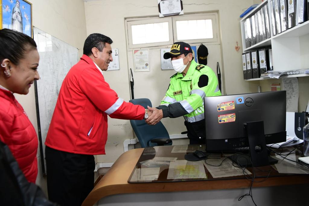 Con la finalidad de supervisar las condiciones de los servicios policiales en las comisarías de Villa María del Triunfo, el ministro del Interior, Willy Huerta, recorrió hoy cuatro dependencias de forma inopinada.
El objetivo de dichas visitas fue conocer el estado del personal policial, así como la infraestructura y equipamiento a fin de implementar mejoras que permitan potenciar la labor de las fuerzas del orden en bien de la seguridad de todos los vecinos villamarianos.
“Estamos hoy recorriendo las comisarías de Villa María del Triunfo con el objetivo supervisar las necesidades, requerimientos y mejoras que podemos implementar en cada una de ellas, en bien del personal y de toda la ciudadanía. Nuestro compromiso es velar por el bienestar de toda la familia policial”, señaló.
El titular del sector Interior remarcó que con estas inspecciones se da cumplimiento a una política del Gobierno Central, liderada por el presidente Pedro Castillo, que apunta a fortalecer la lucha frontal contra la inseguridad a través de un personal mejor equipado y motivado.
El ministro Huerta agradeció la compañía de la congresista Kira Alcarraz y del alcalde de la Municipalidad Distrital de Villa María del Triunfo, Eloy Chávez, y destacó que el trabajo conjunto y coordinado es fundamental para elevar los estándares de seguridad en todas las zonas del país.
“Creo firmemente que uniéndonos todas las autoridades y la sociedad podemos lograr grandes resultados, ya que tenemos una causa común, que es el bienestar ciudadano. Desde el Mininter seguiremos recorriendo el país con la finalidad de potenciar las capacidades nuestra Policía Nacional”, agregó.
El recorrido del ministro Huerta empezó en la comisaría de José Gálvez, en donde pudo constatar la adecuada prestación de los servicios policiales, el estado del personal, equipamiento e infraestructura, con la finalidad de reforzar la lucha contra la delincuencia.
Luego llegó a la comisaría de Nueva Esperanza, lugar donde recorrió el Centro de Monitoreo de Videovigilancia. Además, visitó el terreno que en el futuro se convertirá en la nueva sede de la comisaría y contará con modernos servicios.
Finalmente, supervisó las comisarías de Villa María del Triunfo y San Francisco Tablada de Lurín, en donde anunció que se aumentará el personal que sirve en comisarías gracias al próximo egreso de suboficiales este año.
Reconocimiento al personal de tránsito
Durante la mañana, el ministro del Interior, Willy Huerta, presidió la ceremonia por el 73.° aniversario de la Unidad de Tránsito y Seguridad Vial Lima Centro de la Policía Nacional del Perú. En el acto destacó la valía de todos sus integrantes.
“Ustedes como personal de tránsito mantienen esa inquebrantable mística para actuar con vocación de servicio y ética profesional; así como con firmeza cuando se requiere hacer respetar el principio de autoridad ante infractores al Reglamento de Tránsito. Los felicito valientes efectivos, varones y mujeres, de esta emblemática unidad”, indicó.
Asimismo, el titular del Mininter remarcó que los efectivos de tránsito son la “cara visible de la PNP frente a la ciudadanía”, por lo que los instó a seguir trabajando de forma comprometida y proba en bien del país.
Durante la ceremonia estuvo presente el comandante general de la PNP, general de Policía Raúl Alfaro; el jefe de Estado Mayor General de la PNP, Tnte. Gral. PNP Vicente Álvarez; el Inspector General de la PNP, Tnte. Gral. PNP Segundo Mejía; y el director de Tránsito, Transporte y Seguridad Vial, Gral PNP Mario Moreno.