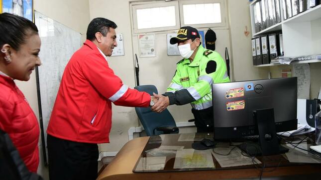 Con la finalidad de supervisar las condiciones de los servicios policiales en las comisarías de Villa María del Triunfo, el ministro del Interior, Willy Huerta, recorrió hoy cuatro dependencias de forma inopinada.

El objetivo de dichas visitas fue conocer el estado del personal policial, así como la infraestructura y equipamiento a fin de implementar mejoras que permitan potenciar la labor de las fuerzas del orden en bien de la seguridad de todos los vecinos villamarianos.

“Estamos hoy recorriendo las comisarías de Villa María del Triunfo con el objetivo supervisar las necesidades, requerimientos y mejoras que podemos implementar en cada una de ellas, en bien del personal y de toda la ciudadanía. Nuestro compromiso es velar por el bienestar de toda la familia policial”, señaló.

El titular del sector Interior remarcó que con estas inspecciones se da cumplimiento a una política del Gobierno Central, liderada por el presidente Pedro Castillo, que apunta a fortalecer la lucha frontal contra la inseguridad a través de un personal mejor equipado y motivado.

El ministro Huerta agradeció la compañía de la congresista Kira Alcarraz y del alcalde de la Municipalidad Distrital de Villa María del Triunfo, Eloy Chávez, y destacó que el trabajo conjunto y coordinado es fundamental para elevar los estándares de seguridad en todas las zonas del país. 

“Creo firmemente que uniéndonos todas las autoridades y la sociedad podemos lograr grandes resultados, ya que tenemos una causa común, que es el bienestar ciudadano. Desde el Mininter seguiremos recorriendo el país con la finalidad de potenciar las capacidades nuestra Policía Nacional”, agregó.

El recorrido del ministro Huerta empezó en la comisaría de José Gálvez, en donde pudo constatar la adecuada prestación de los servicios policiales, el estado del personal, equipamiento e infraestructura, con la finalidad de reforzar la lucha contra la delincuencia.

Luego llegó a la comisaría de Nueva Esperanza, lugar donde recorrió el Centro de Monitoreo de Videovigilancia. Además, visitó el terreno que en el futuro se convertirá en la nueva sede de la comisaría y contará con modernos servicios.

Finalmente, supervisó las comisarías de Villa María del Triunfo y San Francisco Tablada de Lurín, en donde anunció que se aumentará el personal que sirve en comisarías gracias al próximo egreso de suboficiales este año.

Reconocimiento al personal de tránsito

Durante la mañana, el ministro del Interior, Willy Huerta, presidió la ceremonia por el 73.° aniversario de la Unidad de Tránsito y Seguridad Vial Lima Centro de la Policía Nacional del Perú. En el acto destacó la valía de todos sus integrantes.

“Ustedes como personal de tránsito mantienen esa inquebrantable mística para actuar con vocación de servicio y ética profesional; así como con firmeza cuando se requiere hacer respetar el principio de autoridad ante infractores al Reglamento de Tránsito. Los felicito valientes efectivos, varones y mujeres, de esta emblemática unidad”, indicó. 

Asimismo, el titular del Mininter remarcó que los efectivos de tránsito son la “cara visible de la PNP frente a la ciudadanía”, por lo que los instó a seguir trabajando de forma comprometida y proba en bien del país. 

Durante la ceremonia estuvo presente el comandante general de la PNP, general de Policía Raúl Alfaro; el jefe de Estado Mayor General de la PNP, Tnte. Gral. PNP Vicente Álvarez; el Inspector General de la PNP, Tnte. Gral. PNP Segundo Mejía; y el director de Tránsito, Transporte y Seguridad Vial, Gral PNP Mario Moreno.
