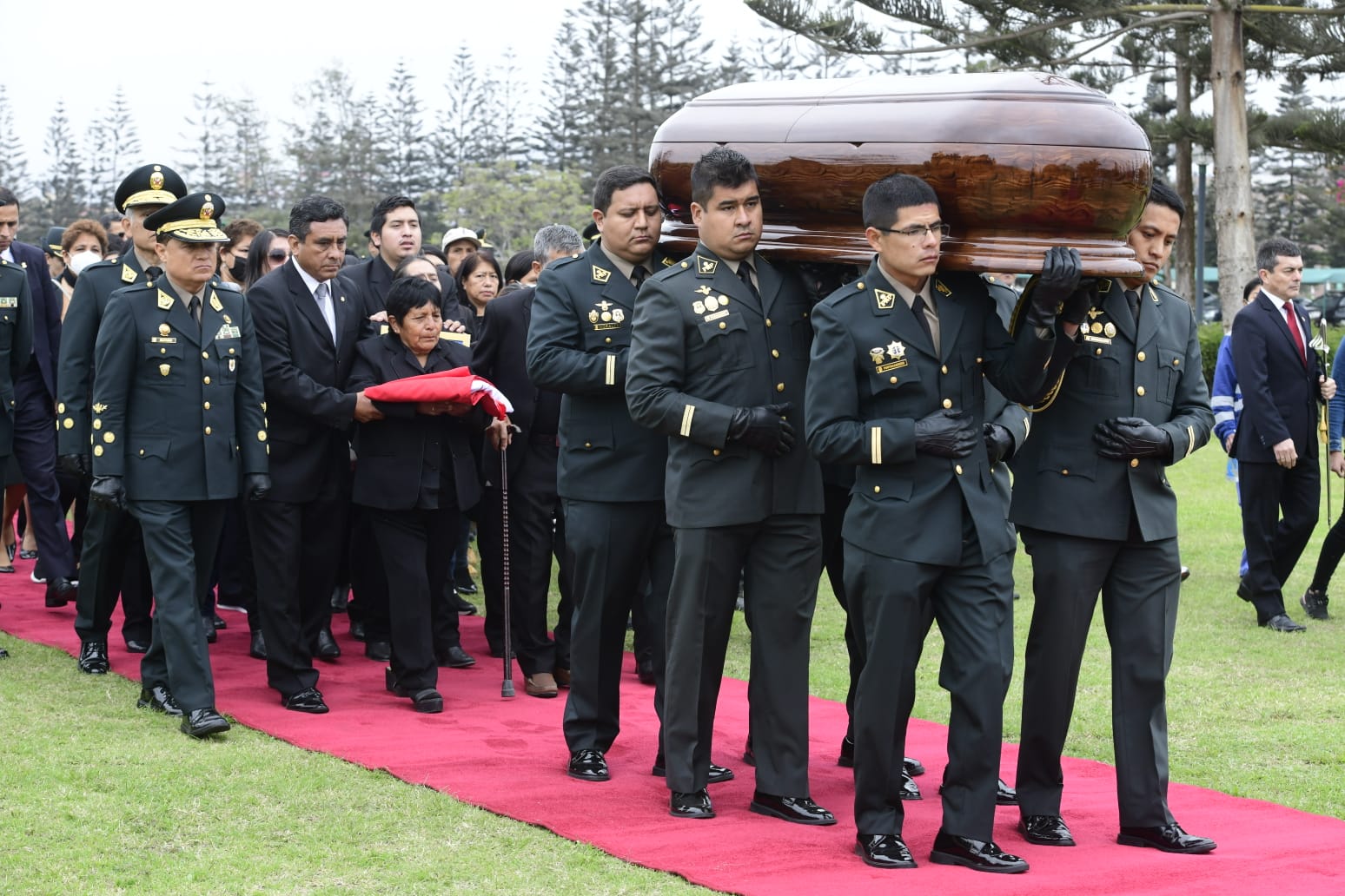 Despiden con honores a policía que falleció en enfrentamiento con presuntos narcotraficantes en Huancayo