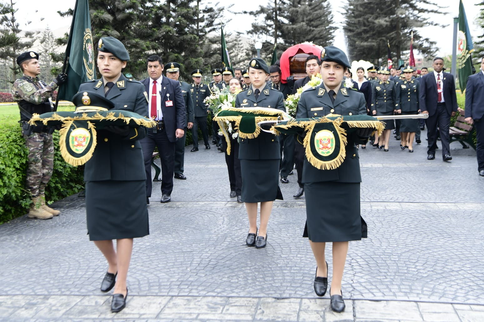 Despiden con honores a policía que falleció en enfrentamiento con presuntos narcotraficantes en Huancayo
