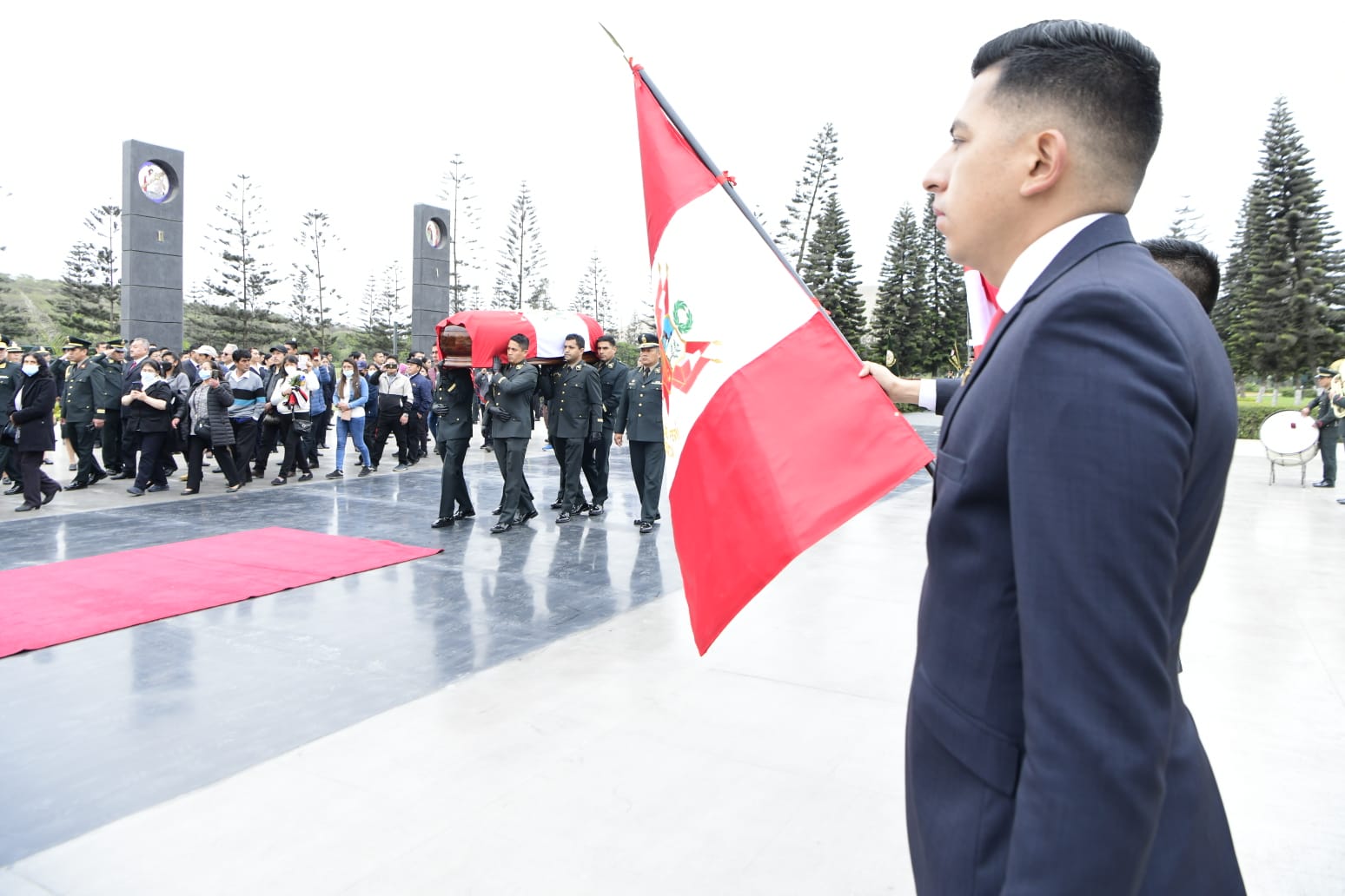 Despiden con honores a policía que falleció en enfrentamiento con presuntos narcotraficantes en Huancayo